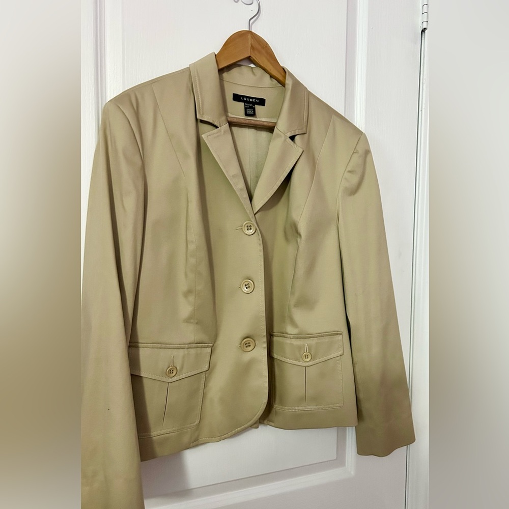 Louben Women's Beige Blazer. Sz.18
It was only worn once